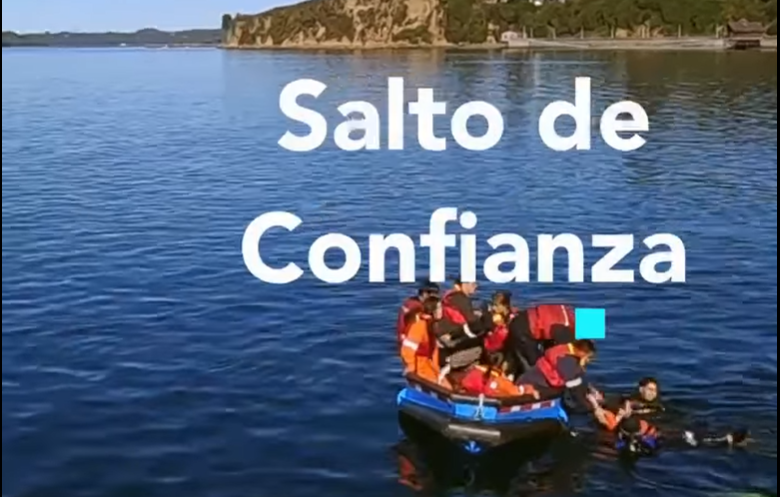 Estudiantes de Acuicultura de #IDEMAR realizan Salto de Confianza en el muelle de #Chonchi. #NaveguemosJuntosHaciaElÉxito