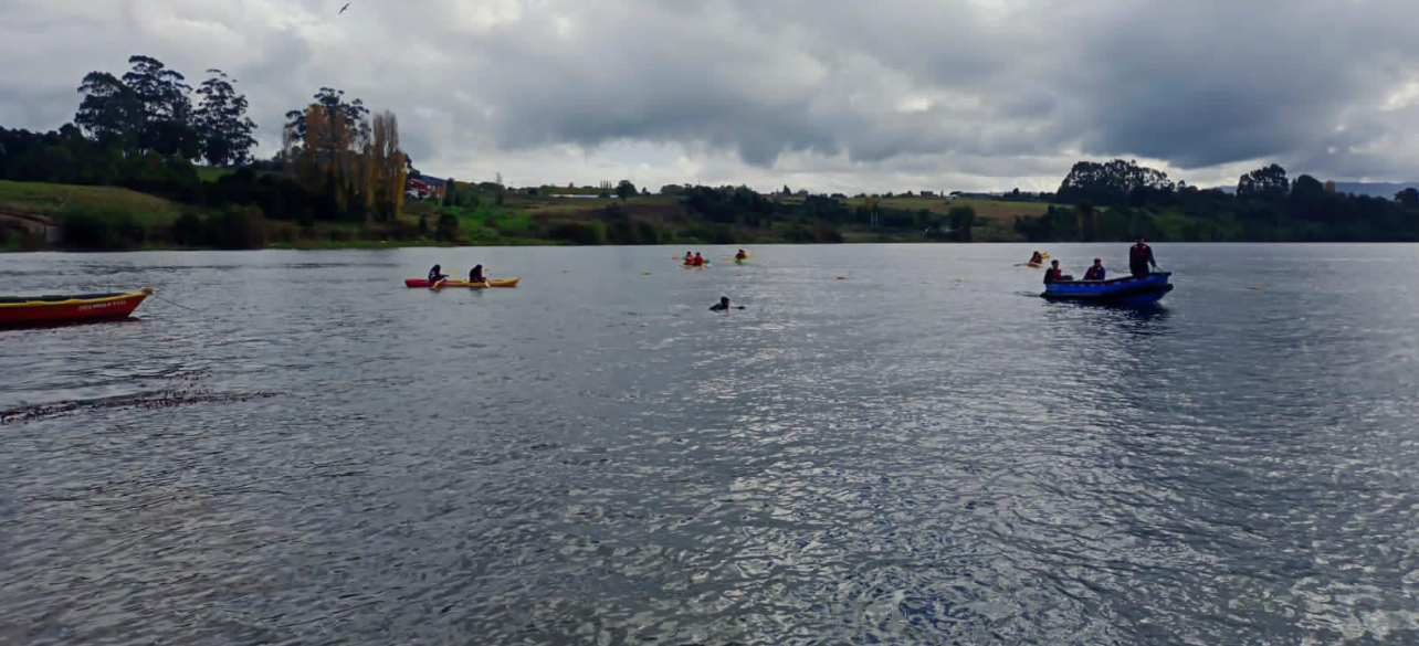 Una entretenida tarde disfrutaron los estudiantes del taller náutico de kayak y buceo apnea junto a sus docentes.