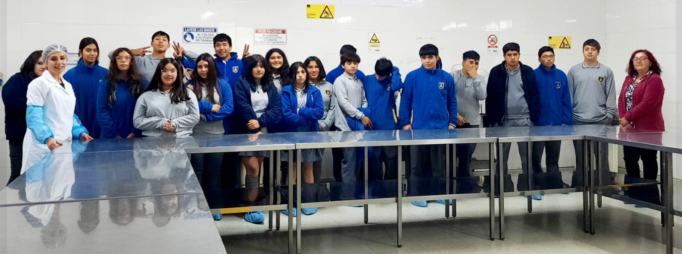 Dentro de las actividades programadas en Orientación Vocacional, los estudiantes de 1°medio A, B y C realizaron una visita por el Taller de Elaboración Industrial de Alimentos, con el objetivo de reconocer las instalaciones y trabajos que se realizan en la especialidad. #NaveguemosJuntosHaciaElÉxito
