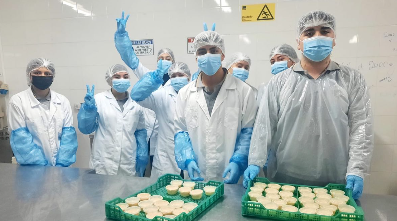Estudiantes de la especialidad de Elaboración Industrial de Alimentos en ACCIÓN. Actividad práctica de productos lácteos, como manjar, mantequilla, yogur y postres de leche.