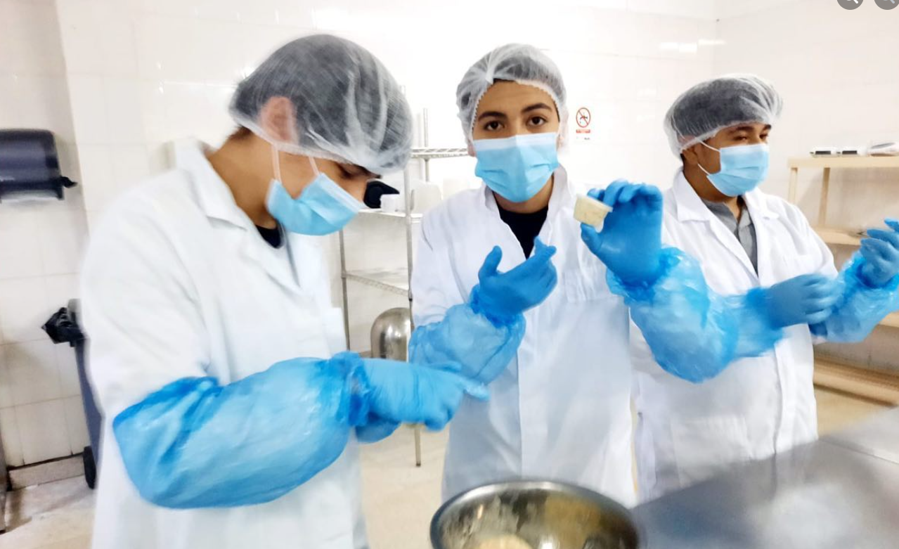 ¡Increíble experiencia para nuestros estudiantes de 2° medio D en el taller de Elaboración Industrial de Alimentos! Han tenido la oportunidad de sumergirse en prácticas reales, permitiéndoles familiarizarse con los procedimientos y contenidos propios de esta apasionante especialidad.