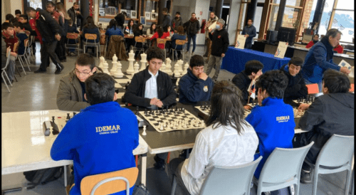 En el contexto de los Juegos Nacionales Escolares, nos complace informar que nuestros estudiantes, Alonso Pavez y Joaquín Soto, han representado con éxito a la comuna de #Chonchi en la final de ajedrez de la provincia de Chiloé.
