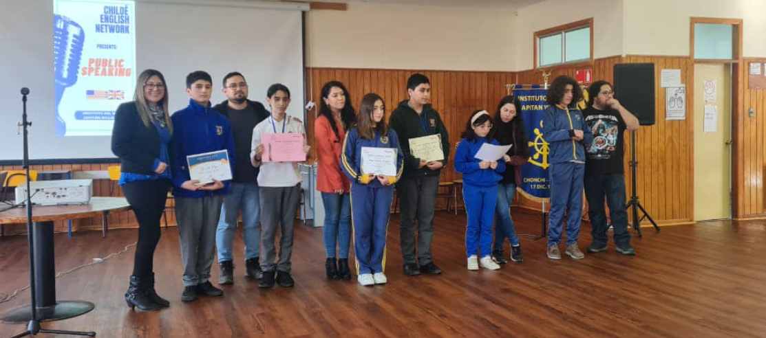 Estudiantes de Ancud, Castro, Chonchi, Queilen y Quellón demostraron sus habilidades en el habla, pronunciación y desplante en diferentes temáticas a través de un monólogo. En el primer ciclo básico resultó ganador la alumna Victoria Avendaño del Centro Educacional San Andrés de Ancud, en el segundo ciclo básico ganó el joven Joaquín Gómez Burich del Colegio Carpe Diem de Castro, y en la categoría enseñanza media obtuvo el primer lugar el joven David Acuña del Liceo el Pilar de Ancud.